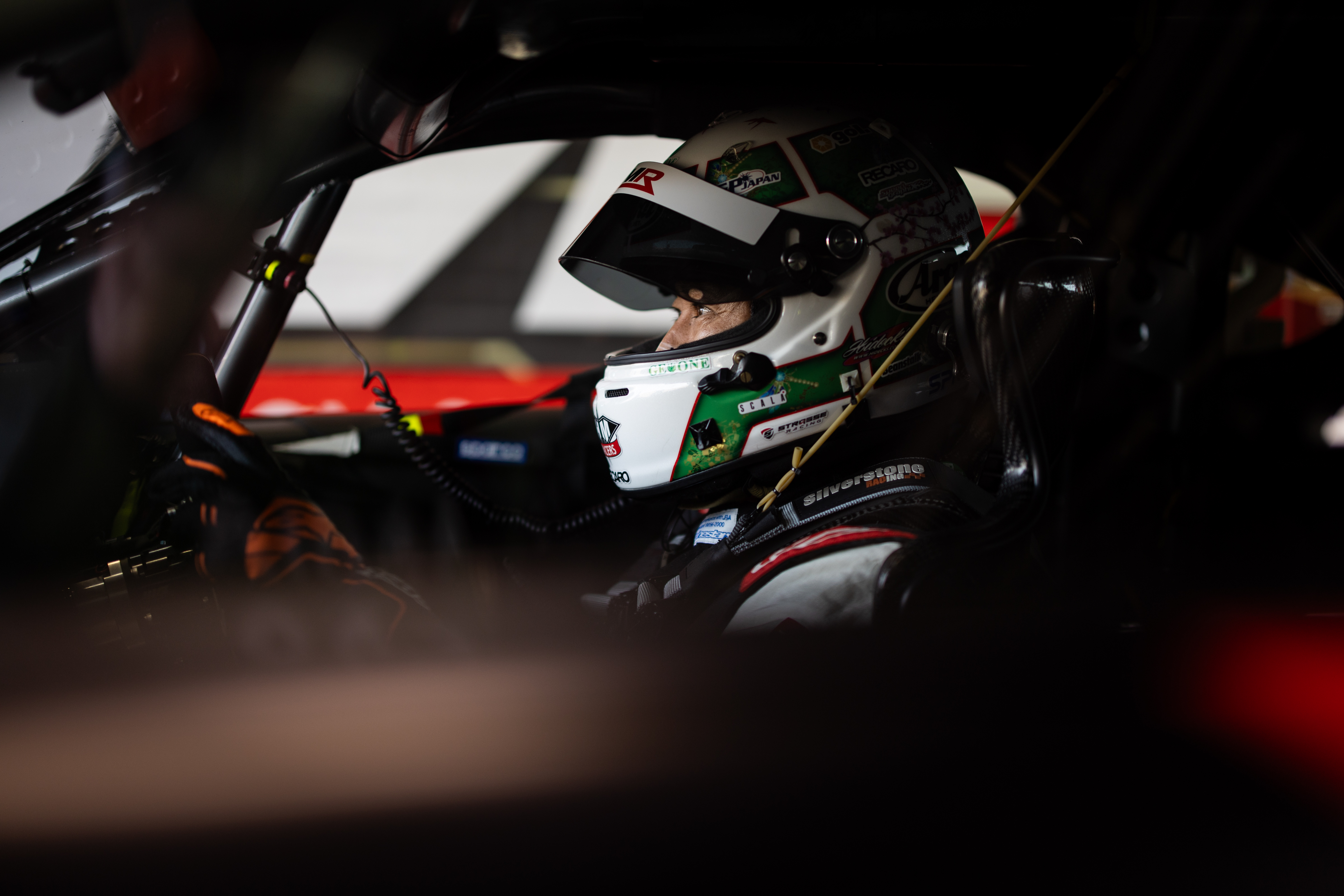 レース車両のコクピットで集中する佐々木孝太