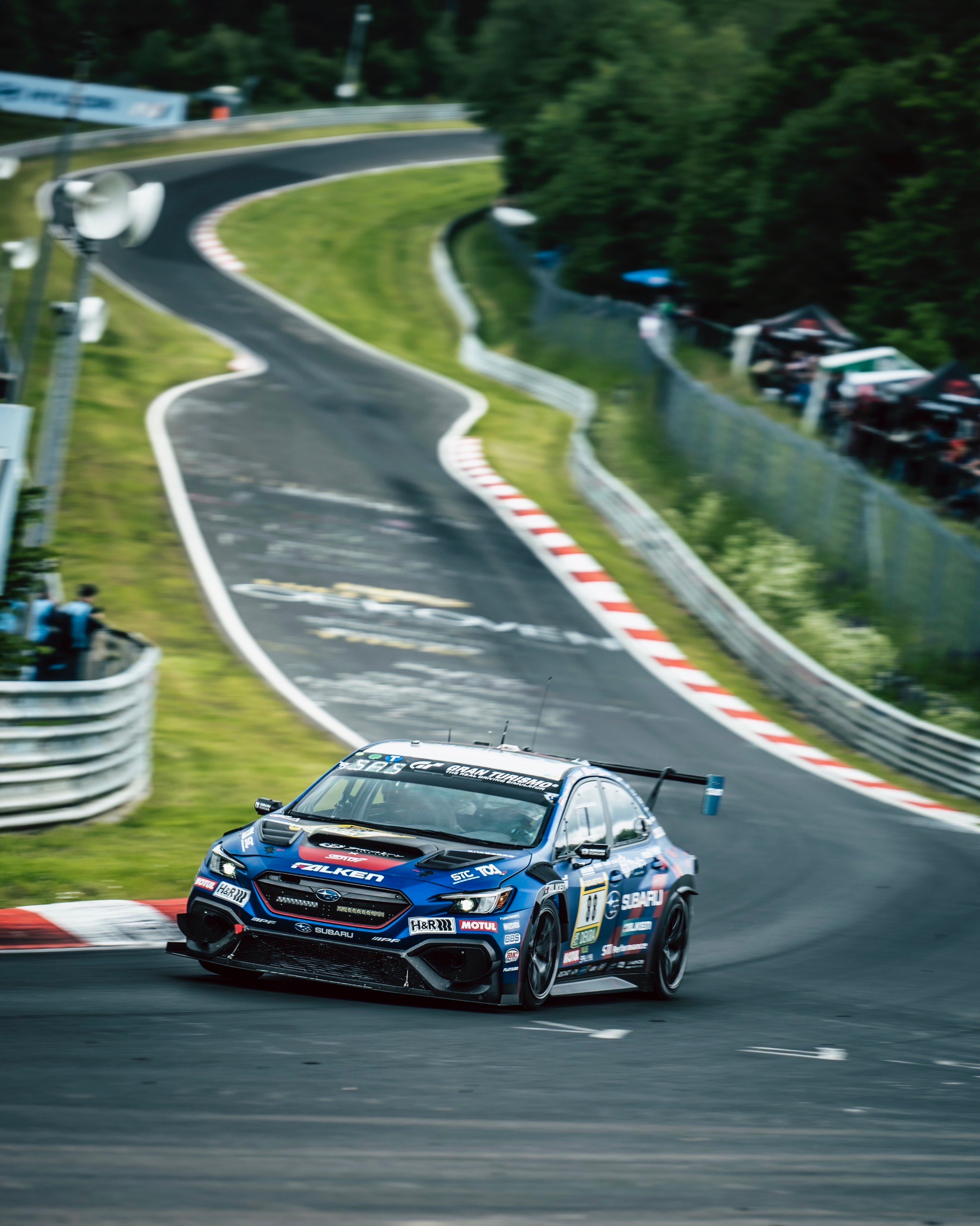 ニュルブルクリンクを走行するSUBARU WRX NBR