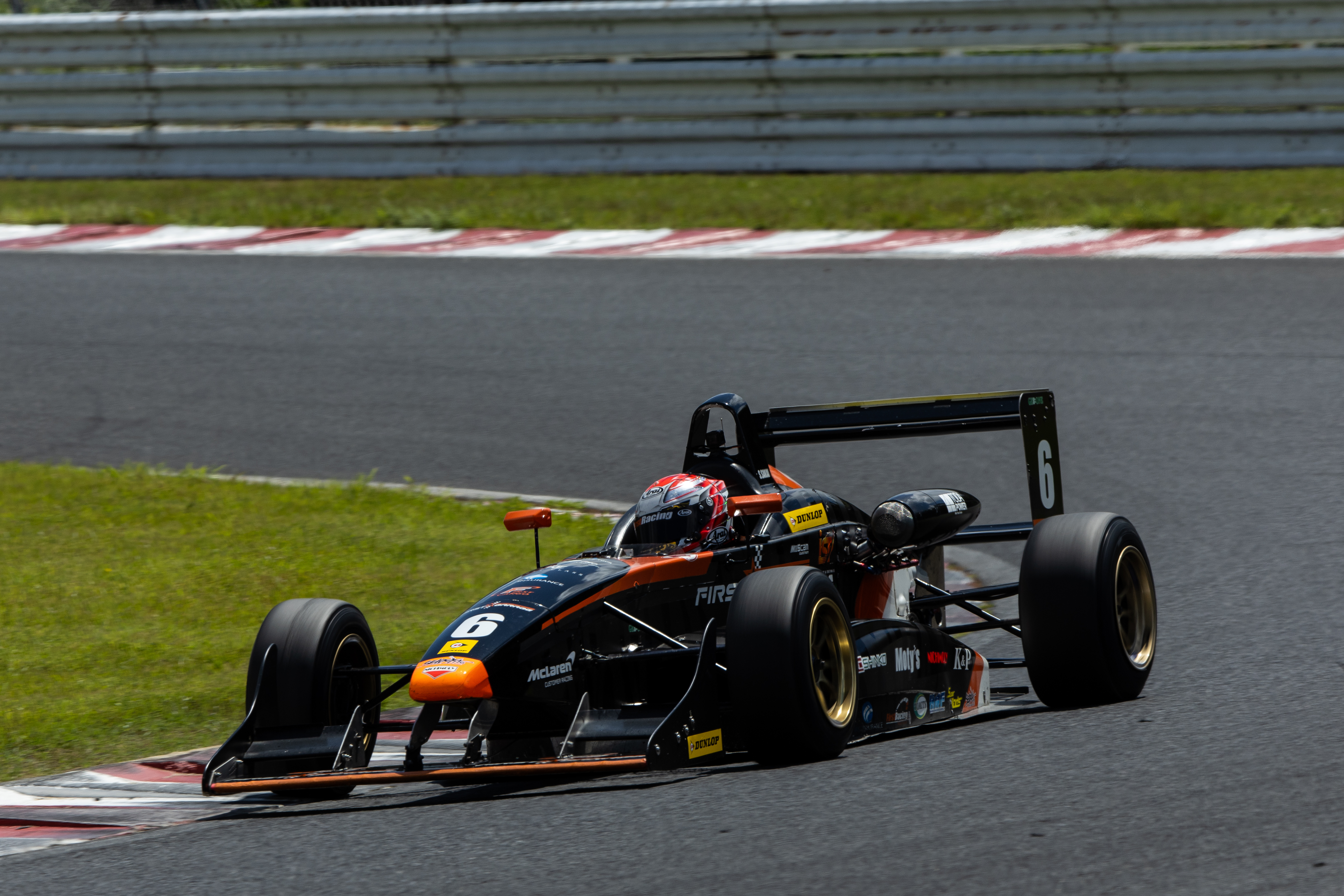 オートポリスを走行するFormula Beatの6号車