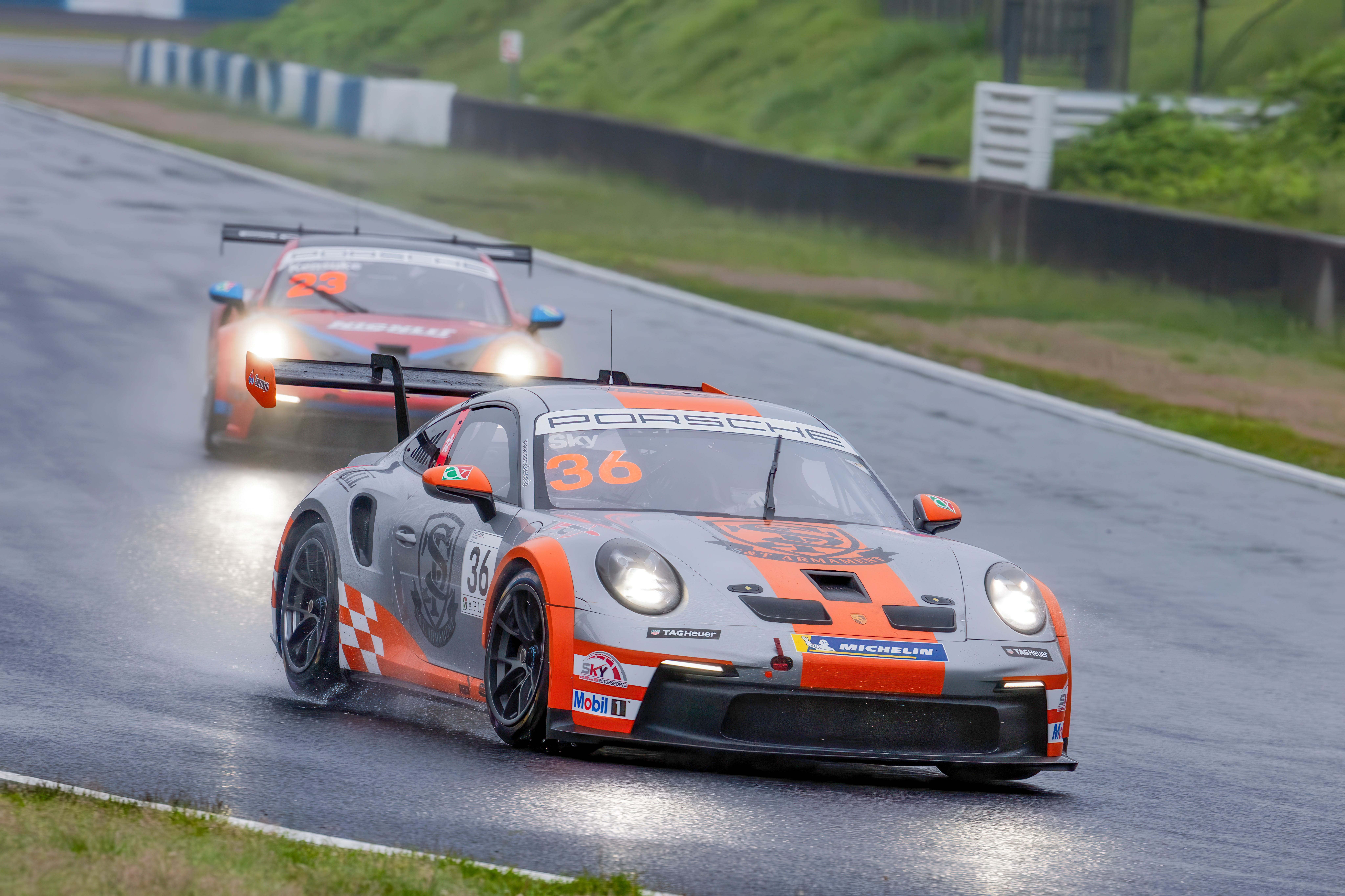 雨のサーキットを走行するPCCJのポルシェ