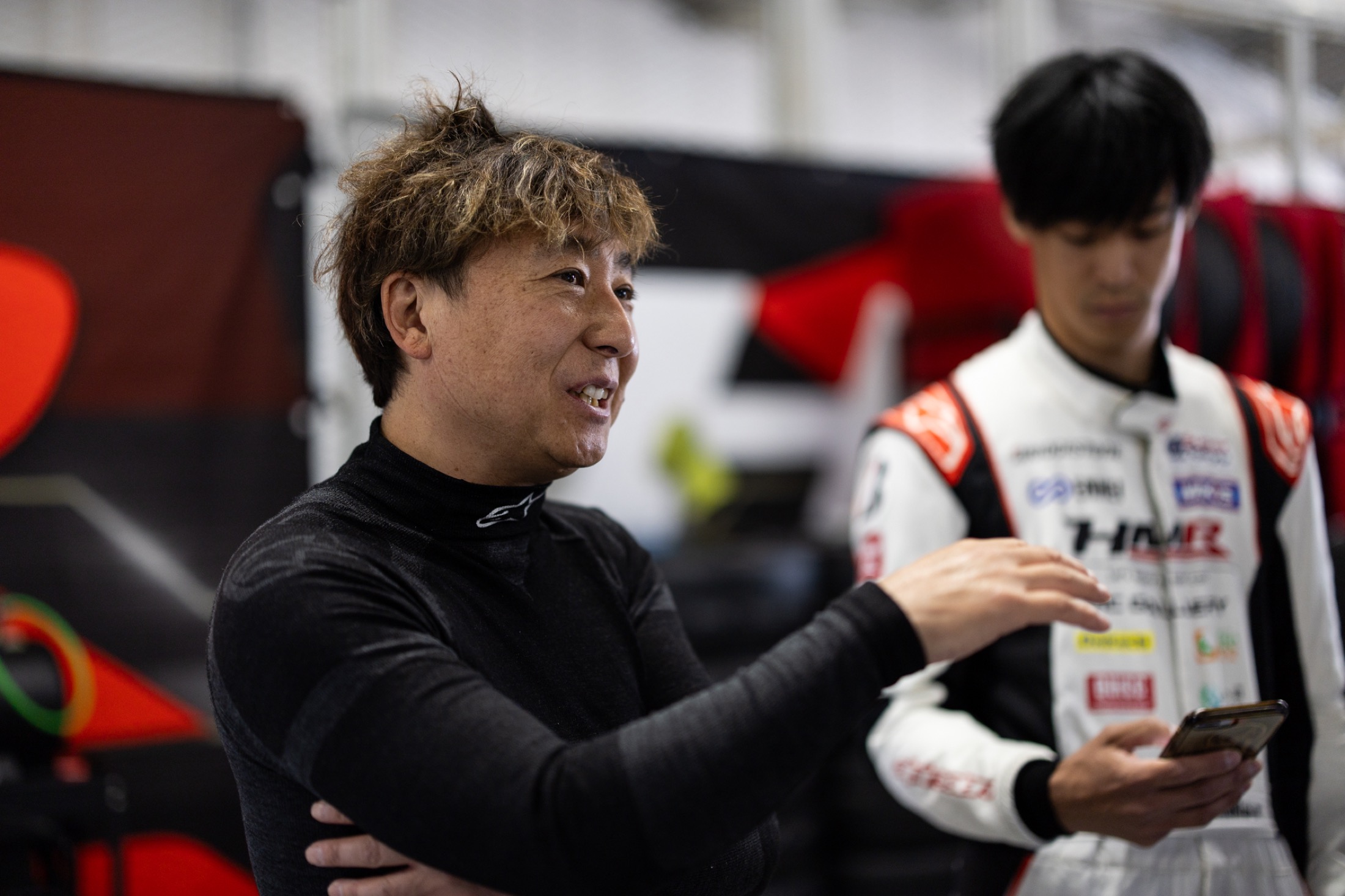 若手ドライバーへ助言する佐々木孝太