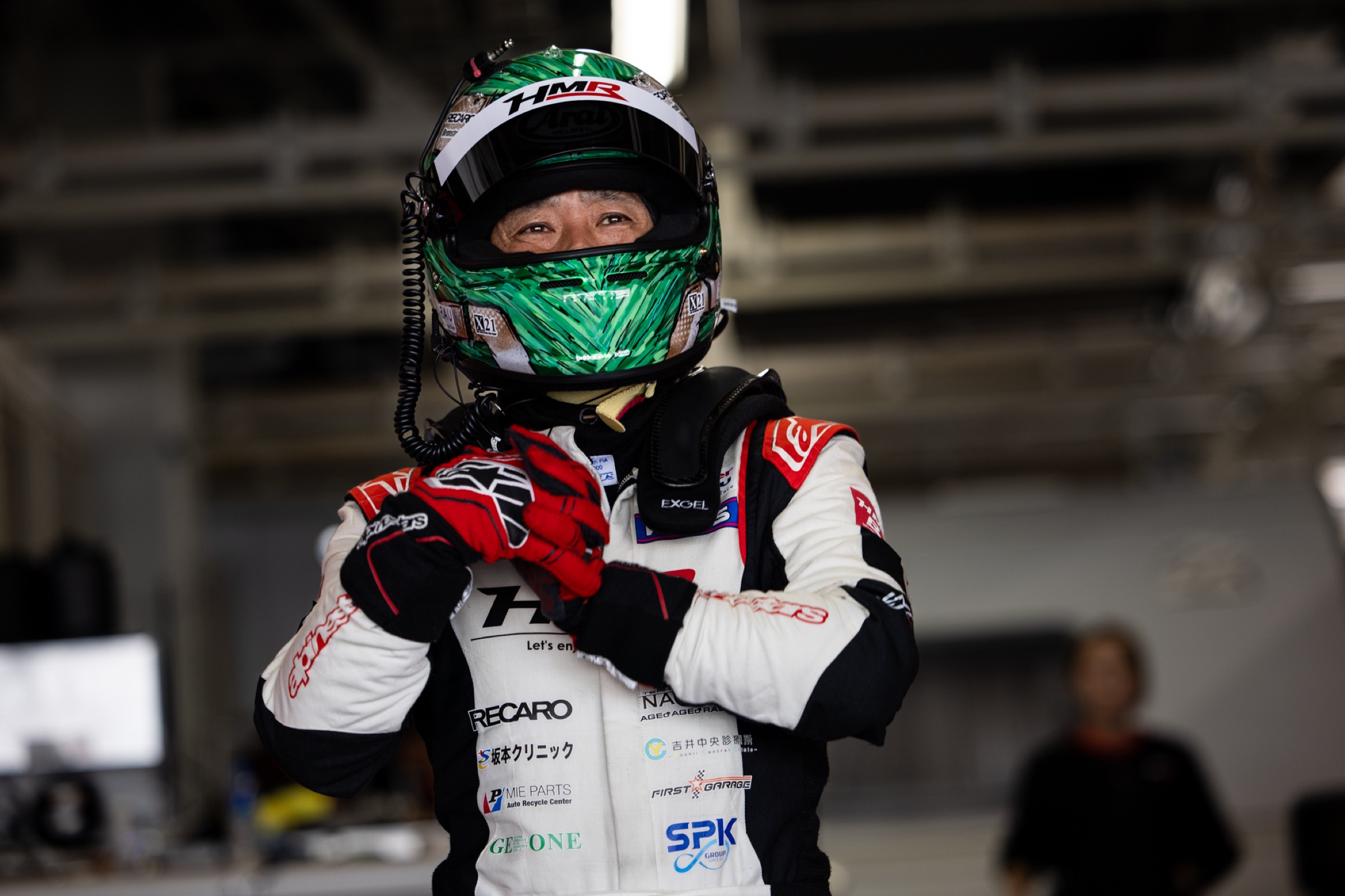 ピットでレース前の準備をする佐々木孝太