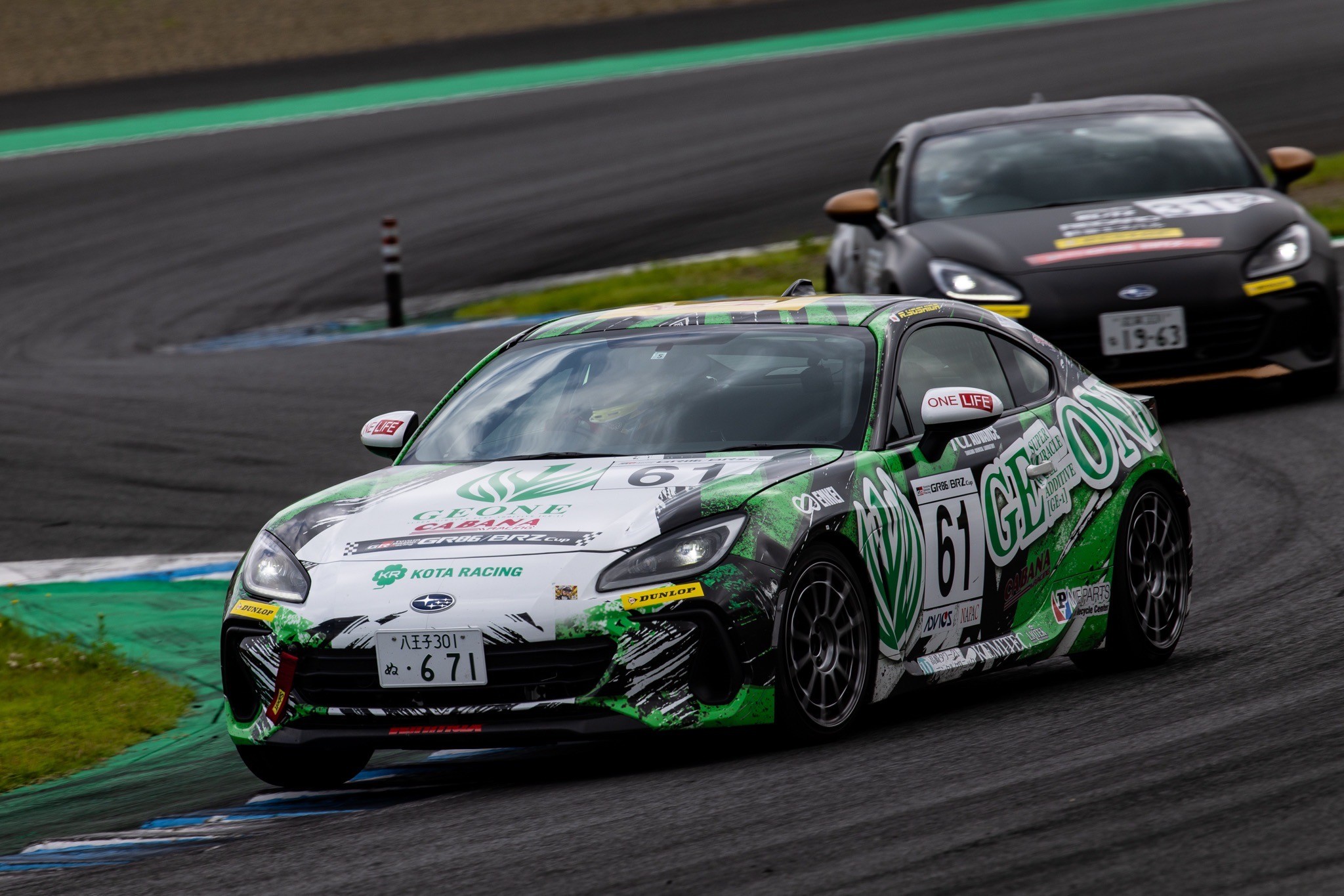 サーキットを走行するKOTA RACINGのGR86