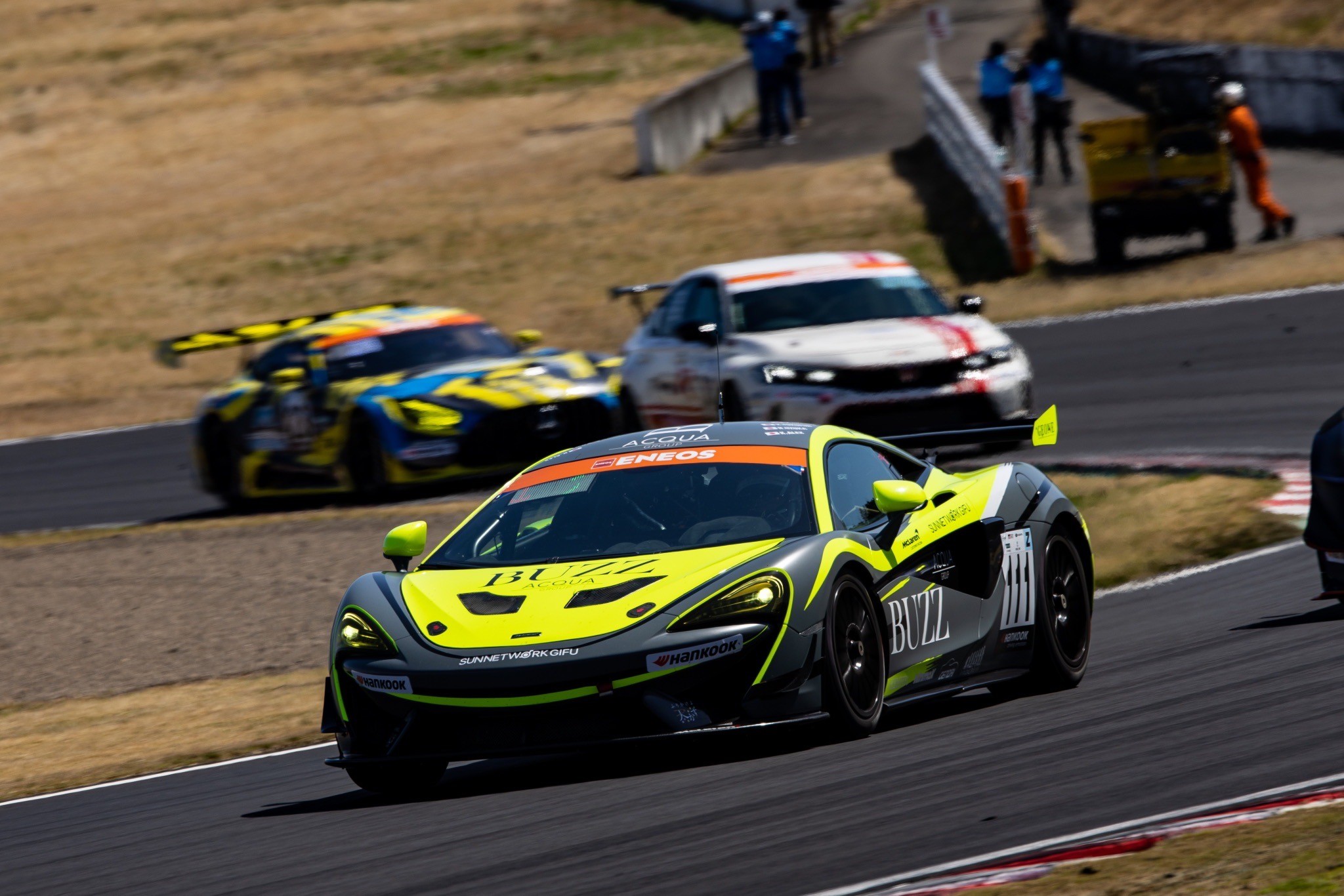 スーパー耐久のレースを走行するレーシングマシン