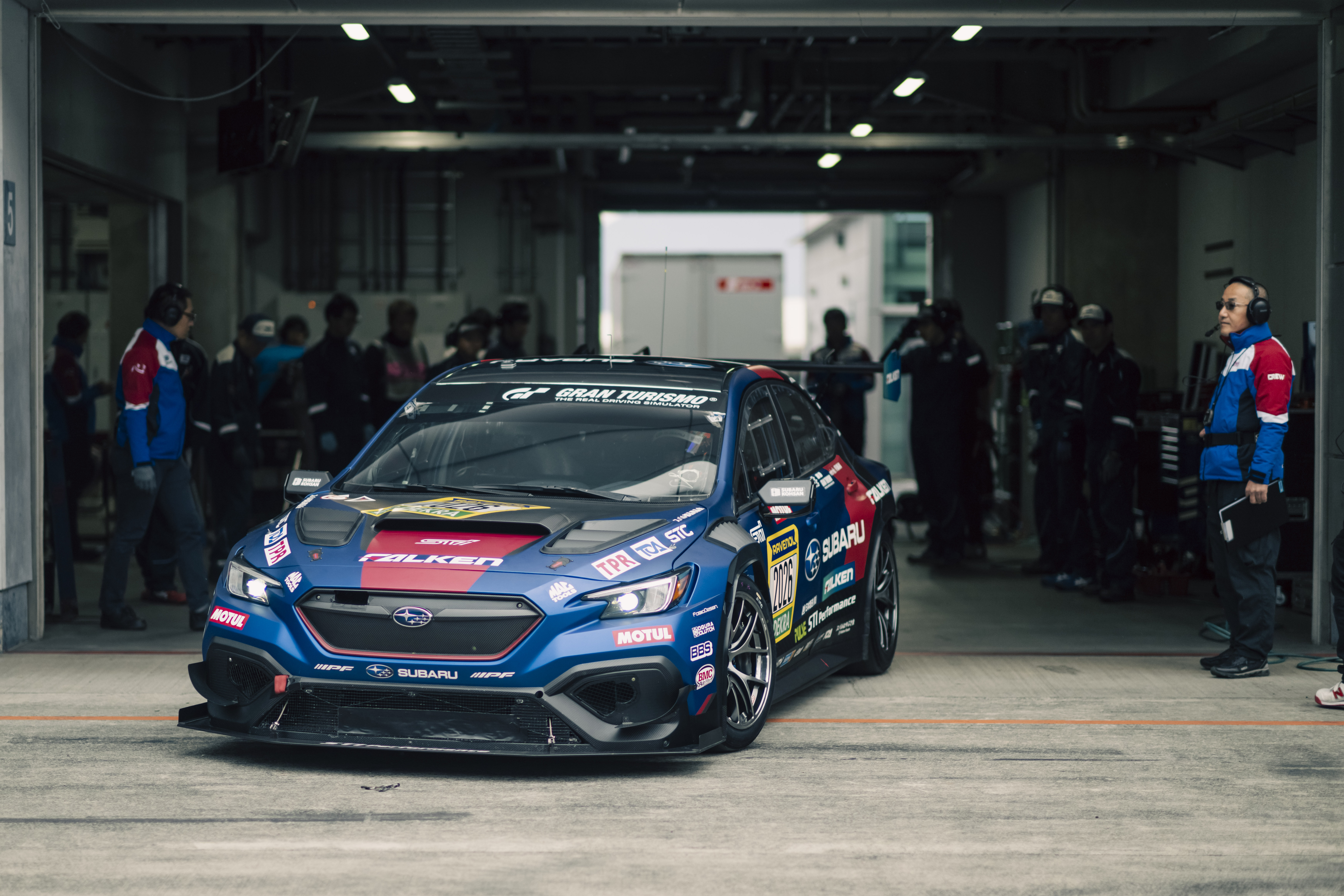 ピットからコースへ向かうSUBARU WRX NBR