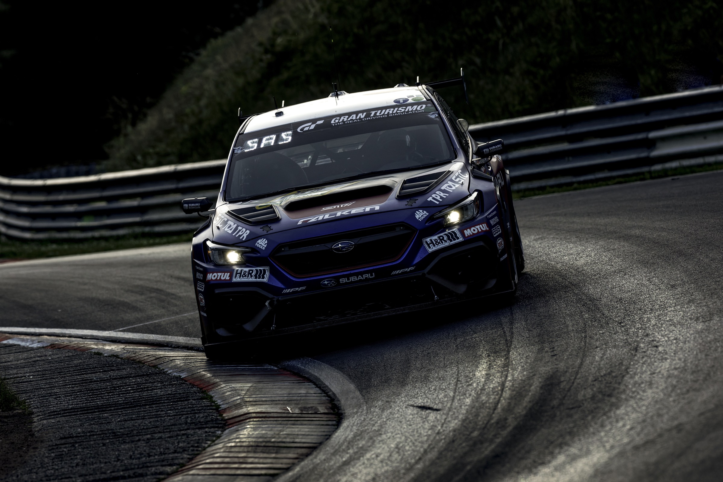 ニュルブルクリンクを走行するSUBARU WRX NBR